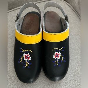 Hanna Anderson Black Leather Clogs